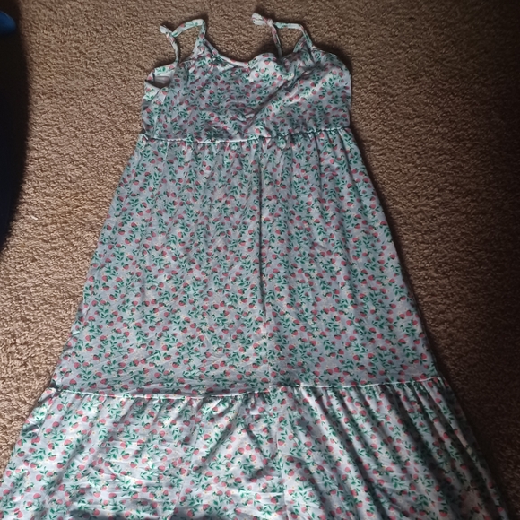 Dresses & Skirts - Floral Maxi Dress